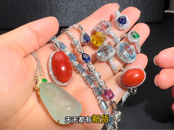 私人订制翡翠福瓜胶感很好，还有黄蓝宝戒指和海蓝宝手链！