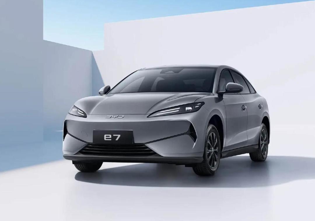 比亚迪e7：9.88万起的中型纯电轿车，靠高性价比改写家轿市场规则？