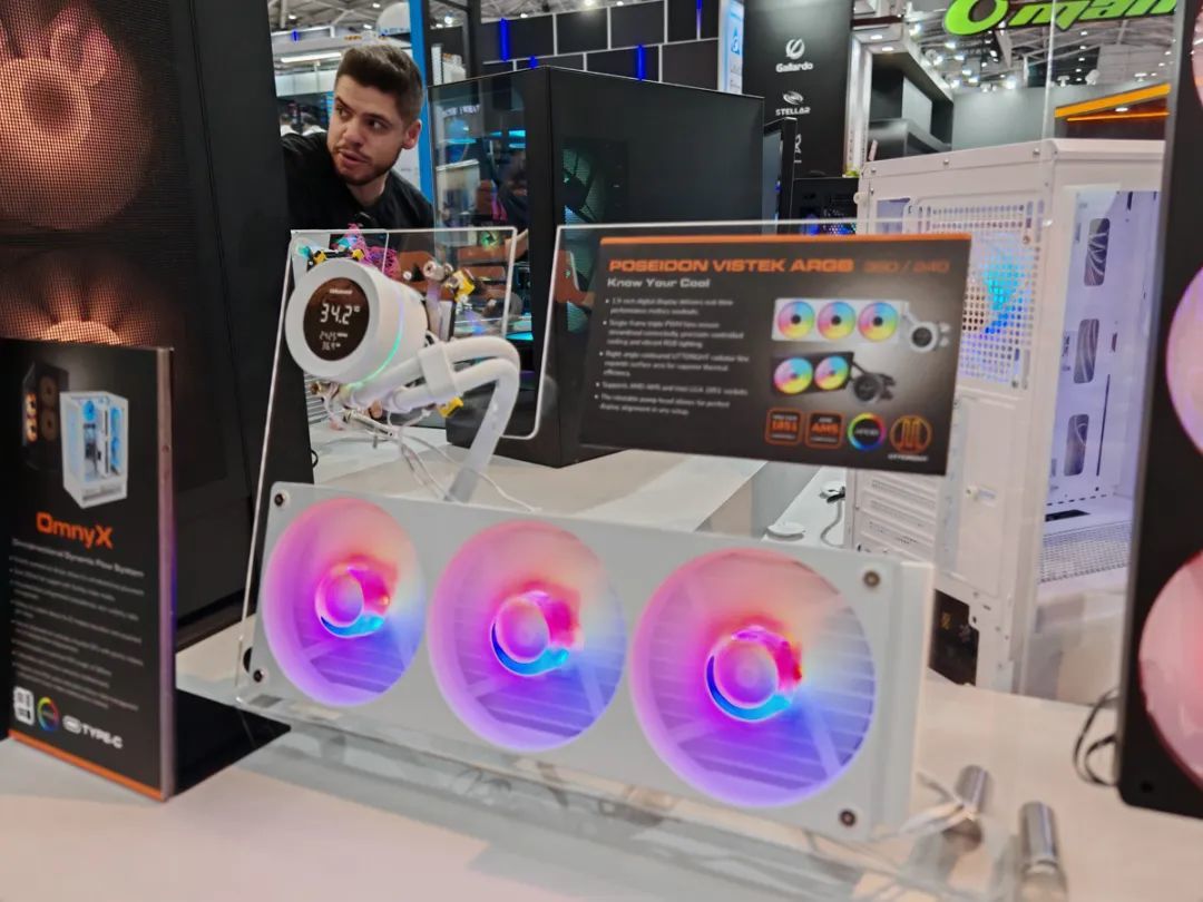 Computex 2025:骨伽推出CFV235悬浮式机箱,并带来两款全新水冷和联排风扇