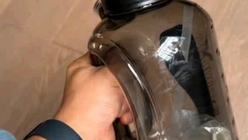 特步吨杯吨桶大容量塑料杯：户外健身与日常补水的全能伙伴