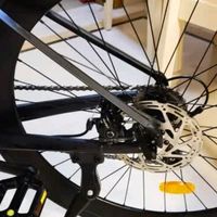 粉白美学，轻盈破风，解锁都市与郊野的骑行诗篇