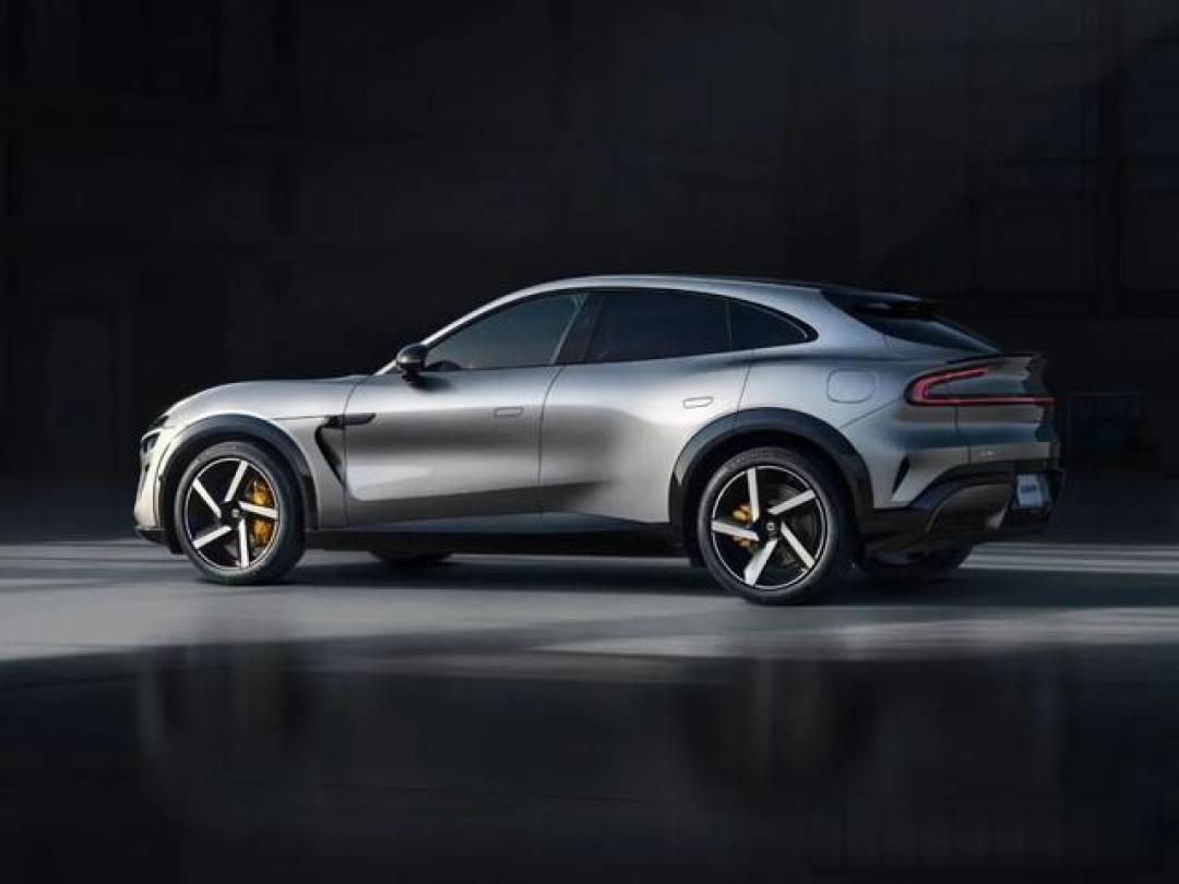 小米YU7豪华轿跑SUV首发：835km续航+天际屏，800V平台硬刚Model Y