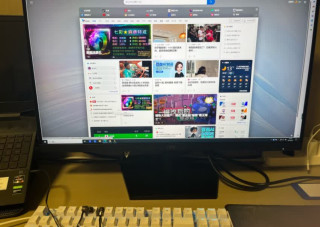 桌搭以AOC 27英寸4K显示器为核心