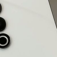 铝合金中框+玻璃后盖，质感功能全开