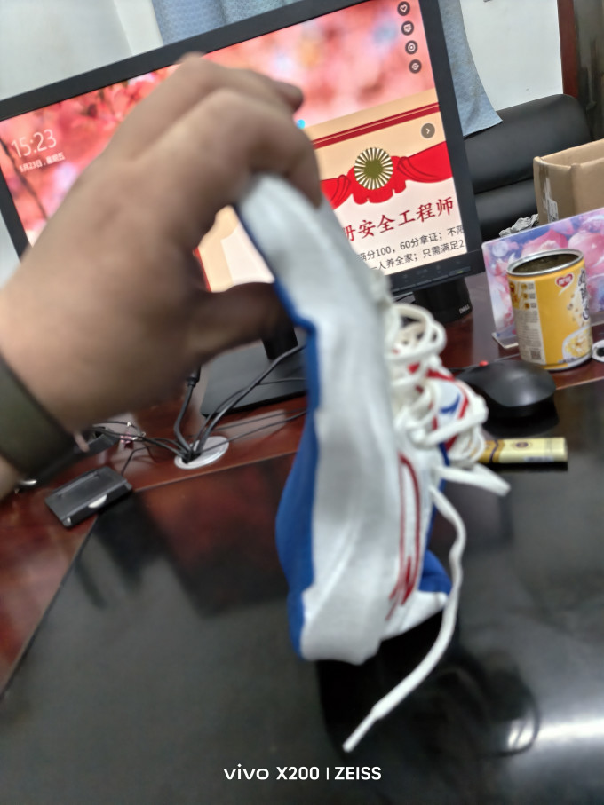 安踏跑鞋