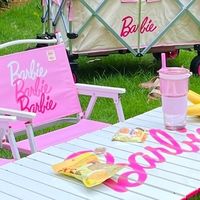 原始人 X Barbie 户外桌椅：露营界的 “粉色旋风”