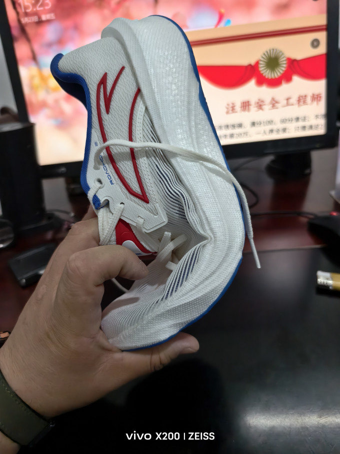 安踏跑鞋