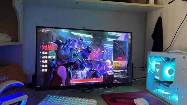电竞风格桌搭主角，AOC 24.5高清显示器酷炫十足