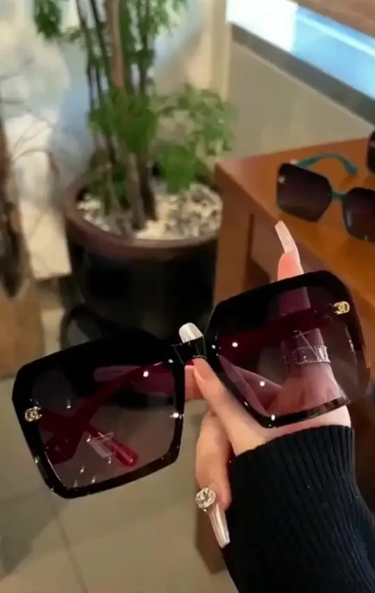 谁懂啊，家人们，我前两天买的这个偏光太阳镜，他今天到了，他这个质感真的巨好，而且他这个框框很大，就显得咱们的脸很小，我是一个方圆脸，戴上它以后都秒变瓜子脸，它这个镜片它是偏光的，就可以很好的保护咱们的