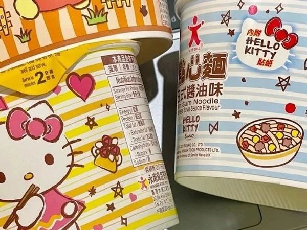 这盒泡面在玩变装秀？Kitty猫竟藏进面条里