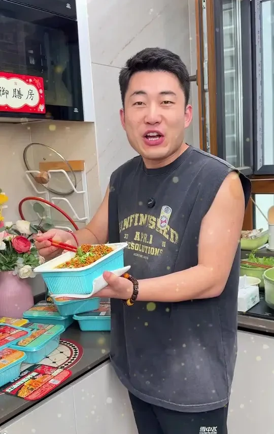 好吃不贵的白象盒装拌面🍜#妈呀太香了 #白象拌面 #这一碗好过瘾 #白象方便面 #哇又便宜又好吃