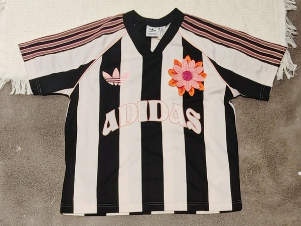 adidas 条纹V领短袖T恤，夏日的时尚单品！