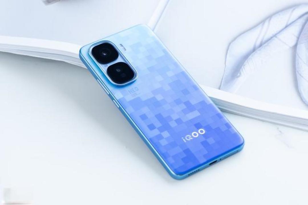 iQOO Neo10 Pro+深度评测：2K屏+6800mAh双芯旗舰颠覆性价比认知