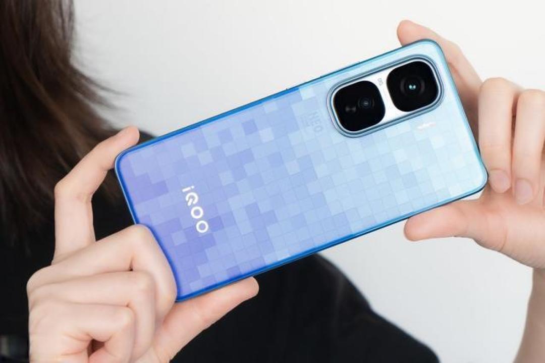 iQOO Neo10 Pro+深度评测：2K屏+6800mAh双芯旗舰颠覆性价比认知