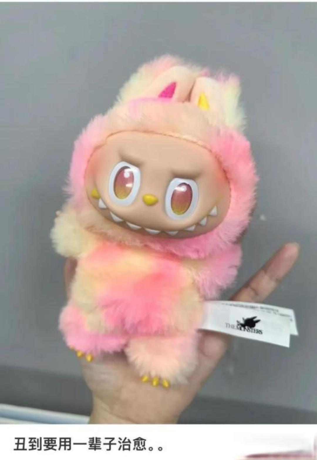 Labubu盲盒开箱记：颤抖指尖下的毛茸治愈魔法