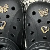 Crocs 洞洞鞋：打工人和学生党的 “救命鞋”！