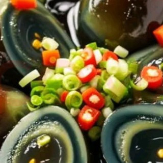 皮蛋：传统美食的制作与美味呈现