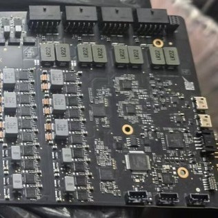 网传丨某 RTX 5090 工程卡 PCB 板提供多达4个16Pin 供电