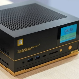 电脑展丨利民展出首款迷你主机，AMD 新锐龙、水冷+屏显