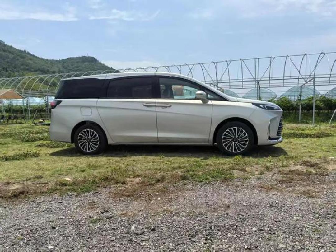 别克GL8陆尚24.99万起售：1420km超长续航+安全空间如何搅局新能源MPV市场