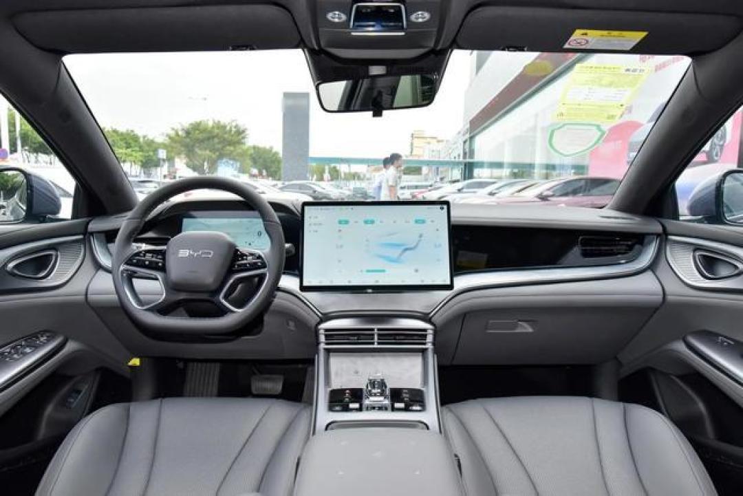 25万预算纯电轿车怎么选?8款热门车型优缺点全解析