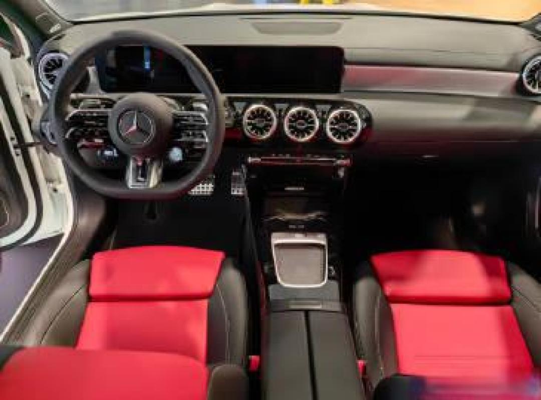 奔驰AMG A35L小钢炮实测：4.7秒破百+柏林音响，性能与豪华如何兼得城市通勤？