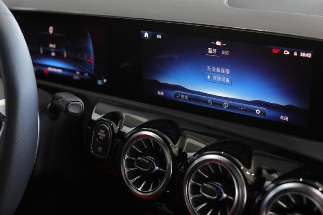 奔驰AMG A35L小钢炮实测：4.7秒破百+柏林音响，性能与豪华如何兼得城市通勤？
