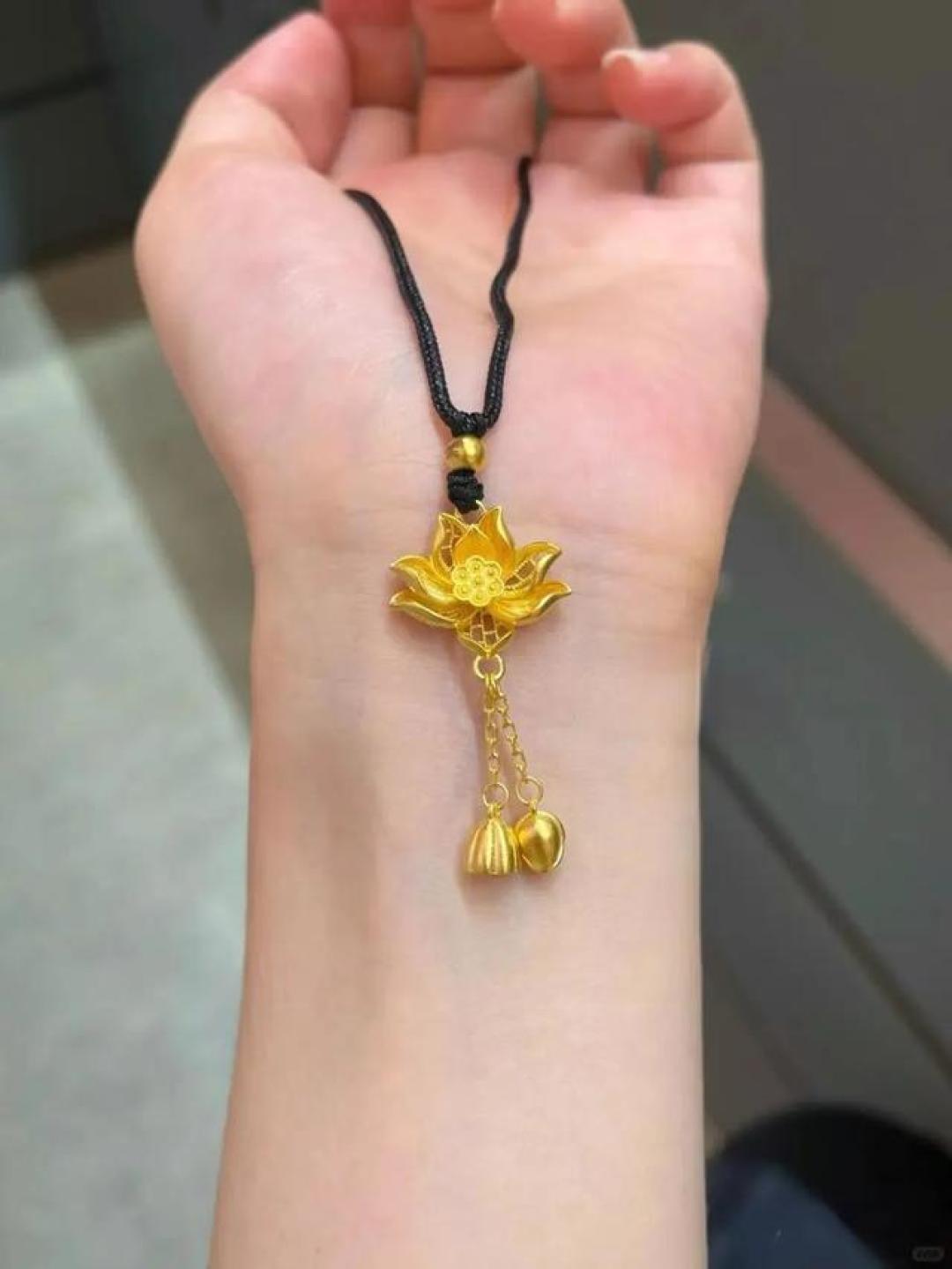 超会挑礼物的她赢麻了!乾坤圈项链成Z世代情感破圈绝杀技