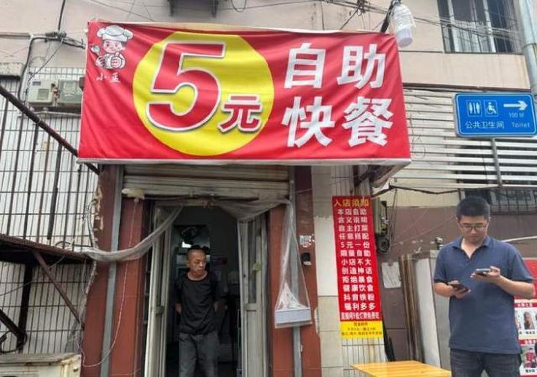 济南5元自助快餐店因差评走红 网友跨省送食材温暖助力市井烟火