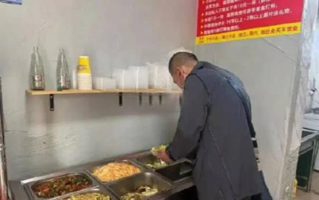 济南5元自助快餐店因差评走红 网友跨省送食材温暖助力市井烟火