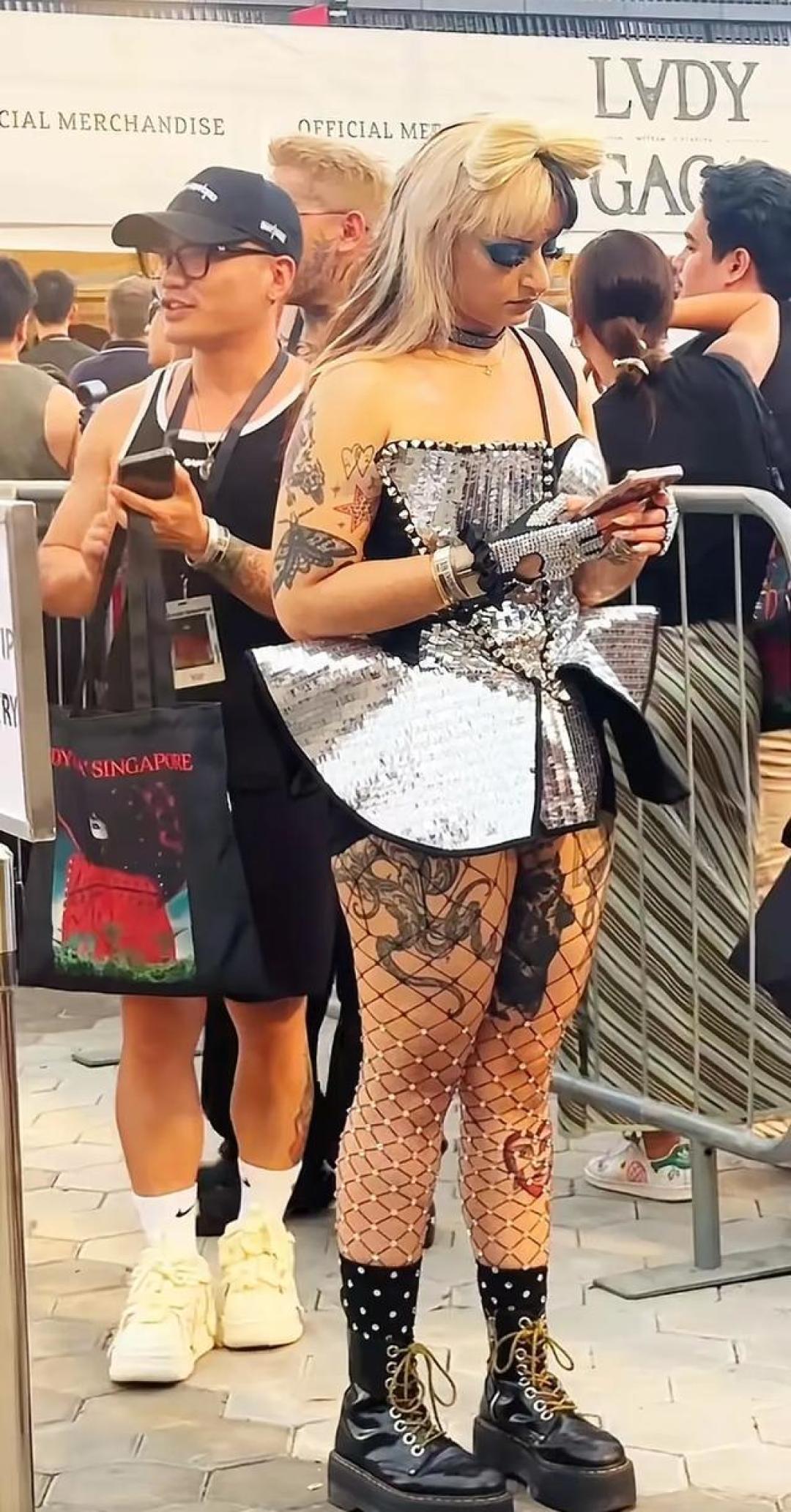 暴雨霓虹与自由战袍：Lady Gaga演唱会上的恋夏穿搭革命