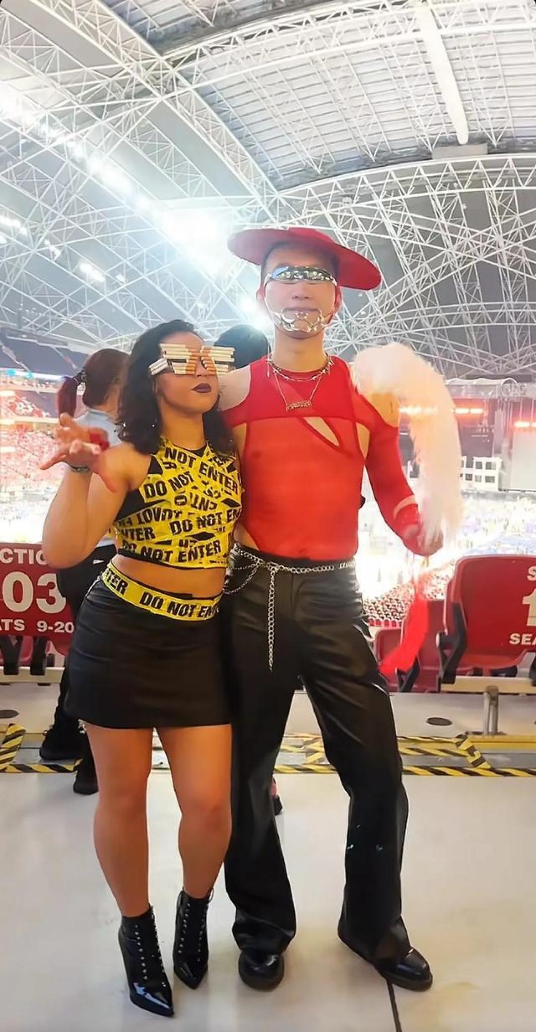 暴雨霓虹与自由战袍：Lady Gaga演唱会上的恋夏穿搭革命