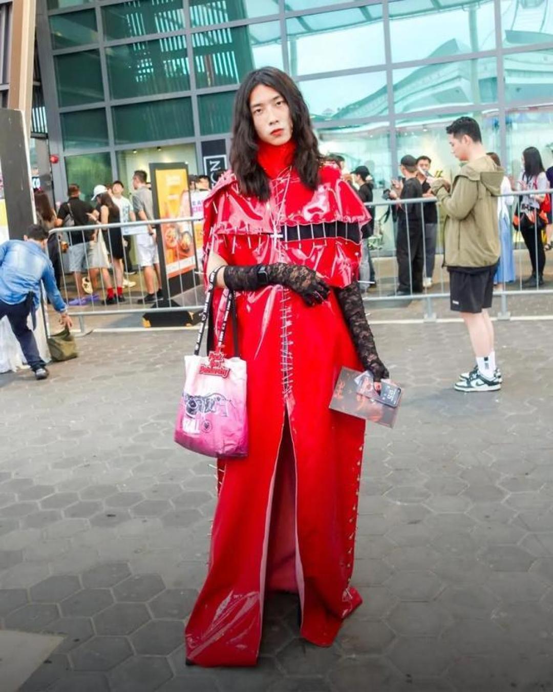 暴雨霓虹与自由战袍：Lady Gaga演唱会上的恋夏穿搭革命