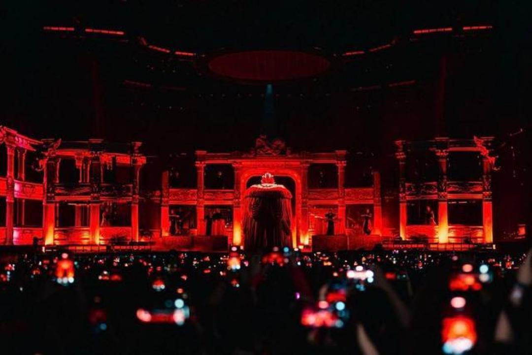 暴雨霓虹与自由战袍：Lady Gaga演唱会上的恋夏穿搭革命