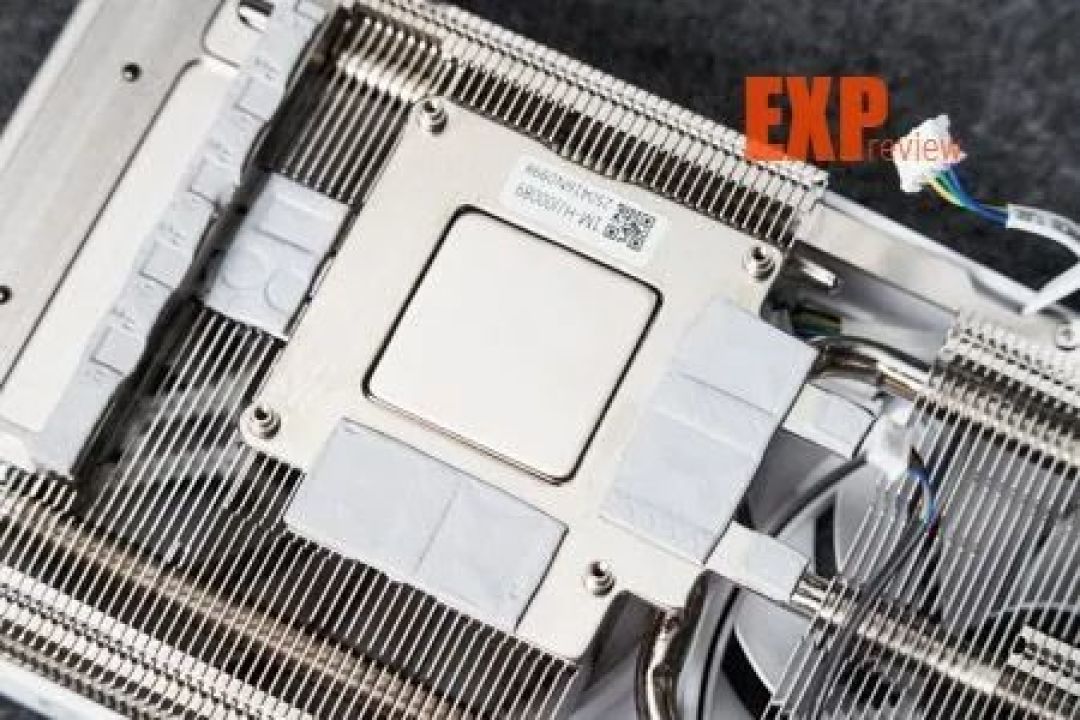 索泰RTX 5060 8GB XGAMING OC显卡评测：融合潮流元素，高效散热设计