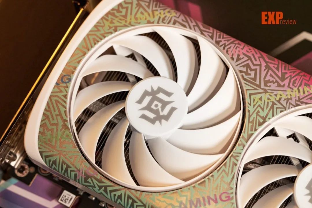 索泰RTX 5060 8GB XGAMING OC显卡评测：融合潮流元素，高效散热设计