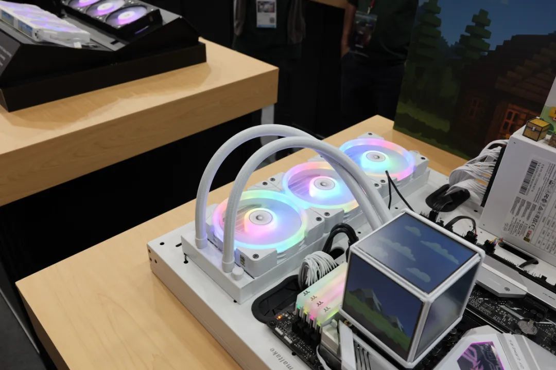Computex 2025:Tt带来多款全新水冷产品,并推出带LCD屏幕的磁吸风扇