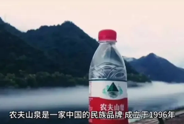 1996年，农夫山泉诞生啦。从那刻起，它就立志要把大自然最纯净的水带给大家。“我们不生产水，我们只是大自然的搬运工”，这句经典广告语，道出了它的初心。为了找到好水源，团队翻山越岭，最终在千岛湖、长白山