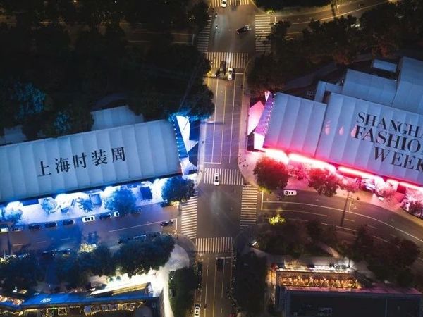 为你准备了AW25上海时装周「看秀邀请函」，请查收！