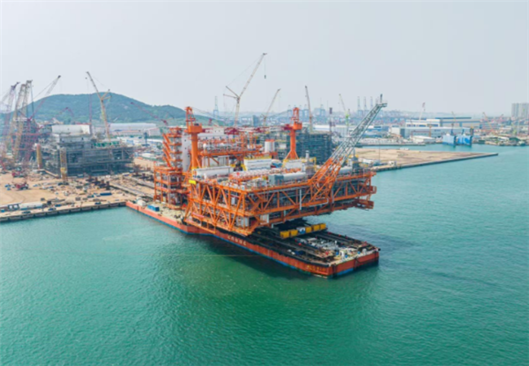 我国渤海最大海上油气平台完工起运:原油探明地质储量超1亿吨