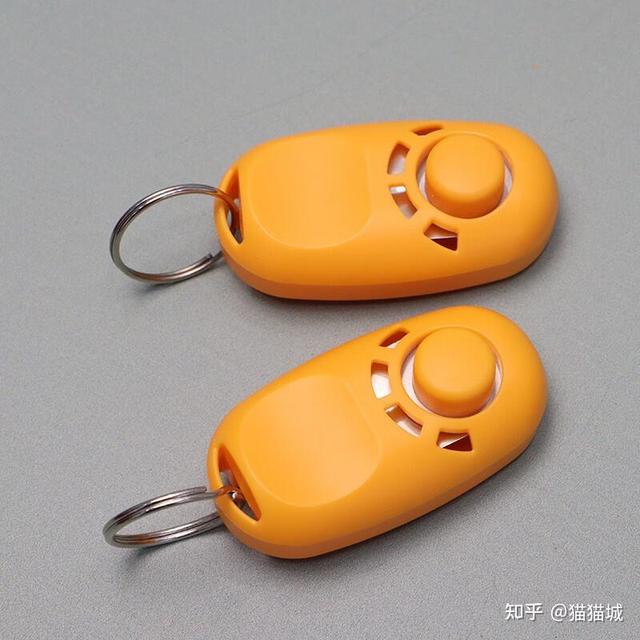 我家每次给猫剪指甲得两三人打仗一样，有什么好方法给暴虐的猫剪指甲吗？