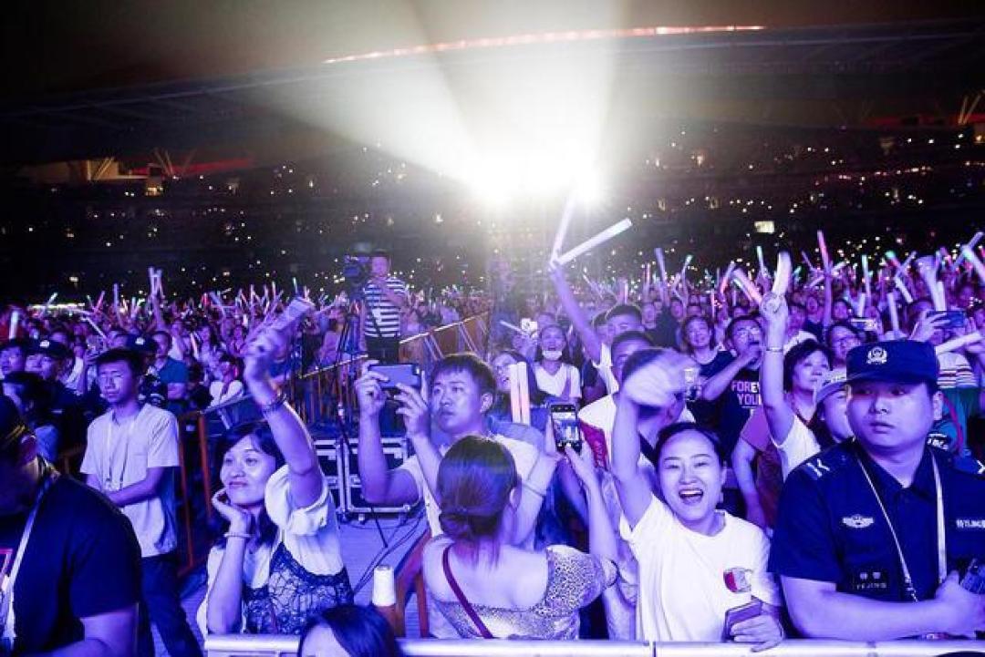 凤凰传奇鸟巢演唱会创纪录:十万人合唱掀翻屋顶,国潮舞台引爆全民狂欢