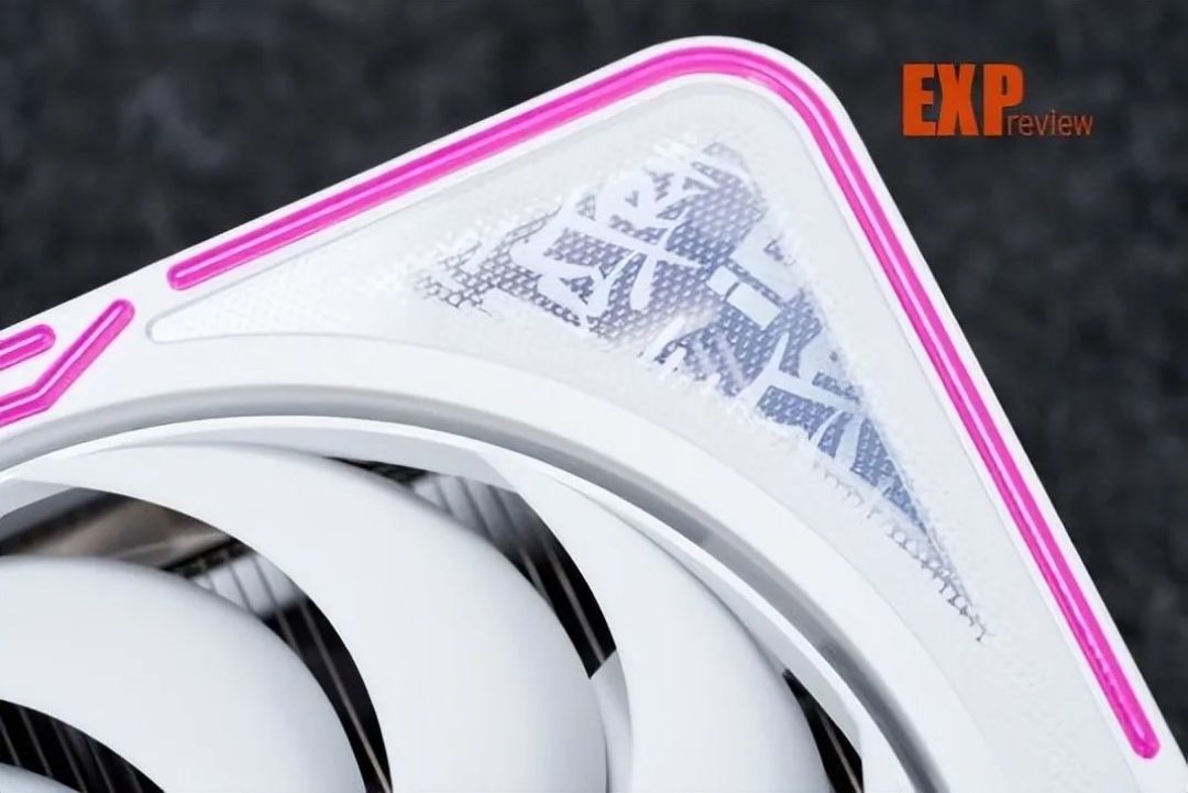 七彩虹iGame RTX 5060 Ultra W DUO OC显卡评测:精致有料的小“甜品”