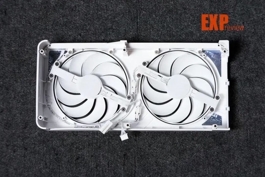 七彩虹iGame RTX 5060 Ultra W DUO OC显卡评测:精致有料的小“甜品”