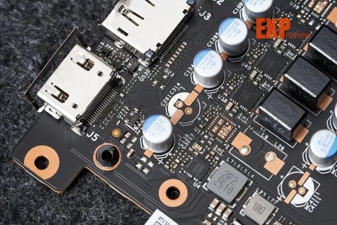 七彩虹iGame RTX 5060 Ultra W DUO OC显卡评测:精致有料的小“甜品”
