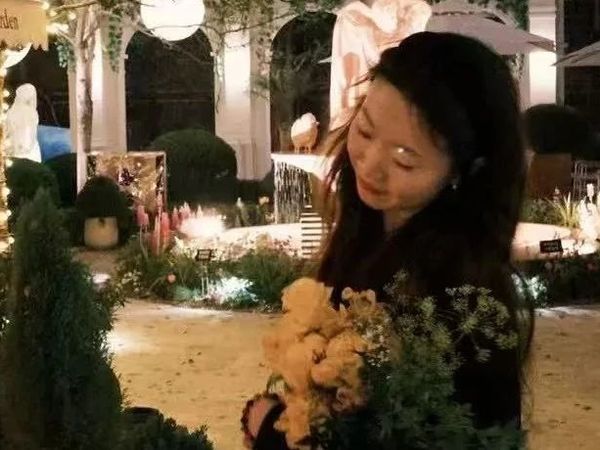 肌肤会发光，是春天写下的诗