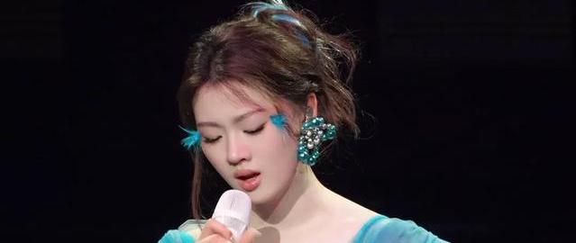  单依纯《天空》改编震撼全场：新生代唱功重塑经典引新老审美碰撞