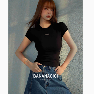 夏日焦点，银色闪耀——bananacici旗舰店金属标装饰修身短袖T恤