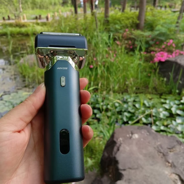 未野往复式剃须刀测评：五刀头狂魔横扫胡须，剃净度定义行业标准