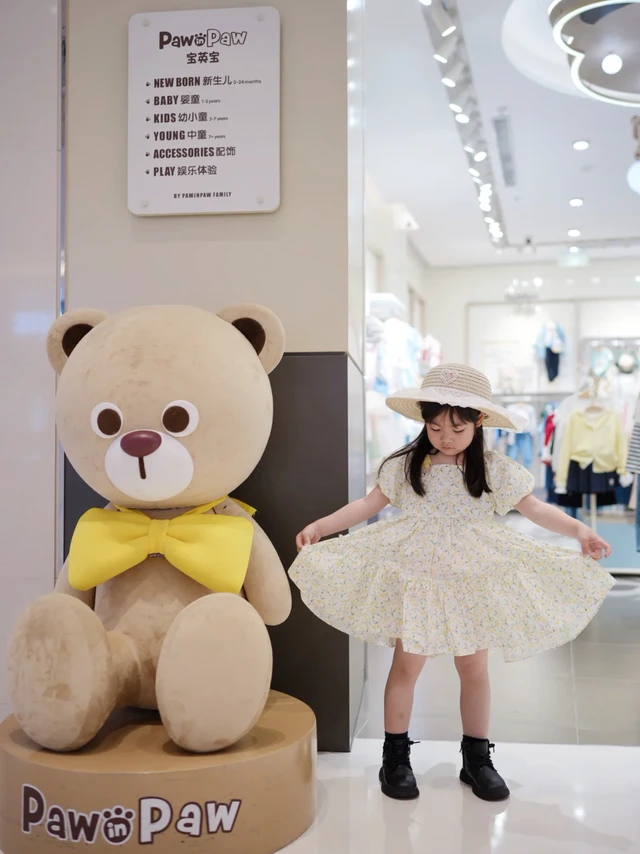 就喜欢给女儿穿各种小裙子呀~